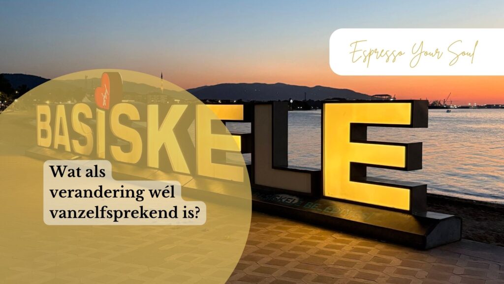 Verlicht BASISKELE-bord bij zonsondergang aan de kust, symbool voor veerkracht en persoonlijke verandering.