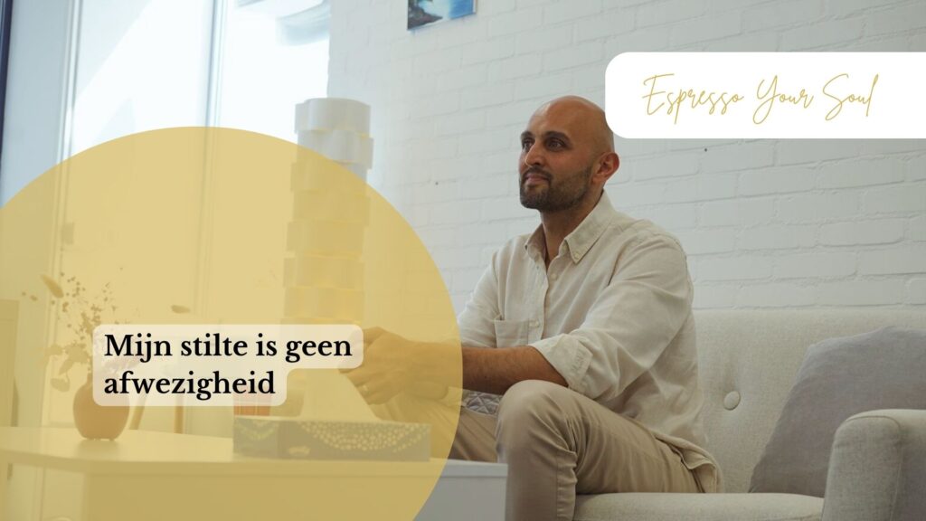 Dogac Akdag in reflectie met quote over stilte en herstel – Espresso Your Soul.