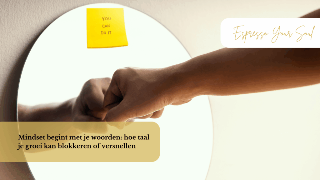 Een hand maakt een vuist tegen een ronde spiegel waarin een gele post-it zichtbaar is met de tekst 'You can do it'. De afbeelding symboliseert innerlijke kracht en mindset, met het logo van Espresso Your Soul rechtsboven.
