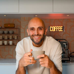 Dogac met een kopje koffie