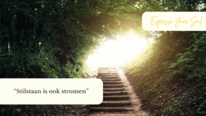 Een trap door een bos loopt vanuit de schaduw naar het zonlicht. Symbool voor stilstand die overgaat in beweging en groei. Tekst: “Stilstaan is ook stromen” – Espresso Your Soul.