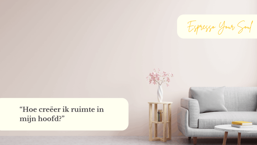 Minimalistisch interieur met een lichte bank, een houten tafeltje met bloemen en de tekst ‘Hoe creëer ik ruimte in mijn hoofd?’ – visuele metafoor voor mentale ruimte.
