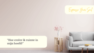 Minimalistisch interieur met een lichte bank, een houten tafeltje met bloemen en de tekst ‘Hoe creëer ik ruimte in mijn hoofd?’ – visuele metafoor voor mentale ruimte.
