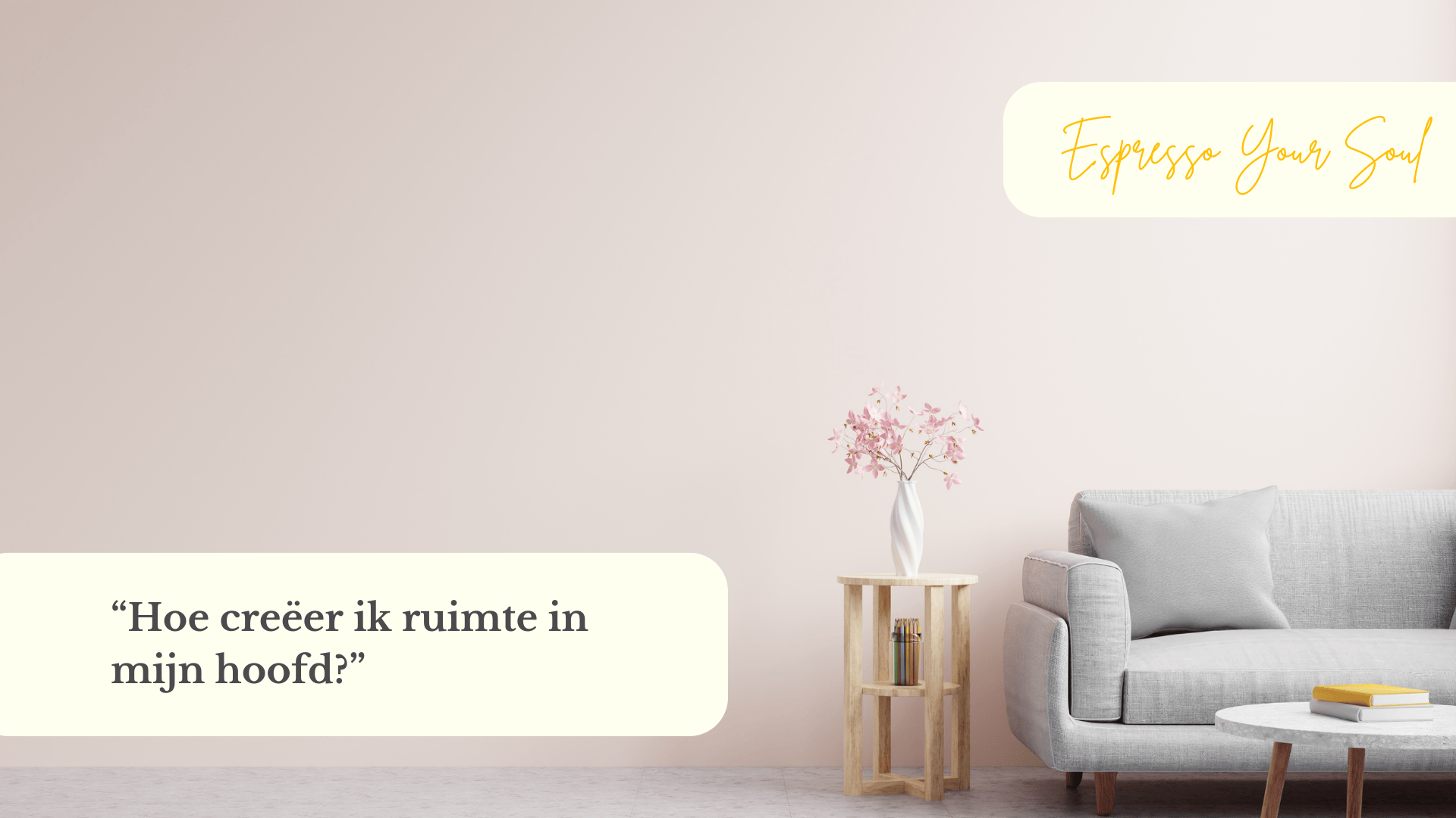 Minimalistisch interieur met een lichte bank, een houten tafeltje met bloemen en de tekst ‘Hoe creëer ik ruimte in mijn hoofd?’ – visuele metafoor voor mentale ruimte.