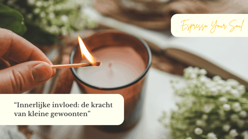 Hand steekt een kaars aan met een lucifer – symbool voor innerlijke invloed en de kracht van kleine gewoonten.