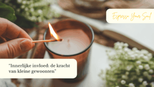 Hand steekt een kaars aan met een lucifer – symbool voor innerlijke invloed en de kracht van kleine gewoonten.