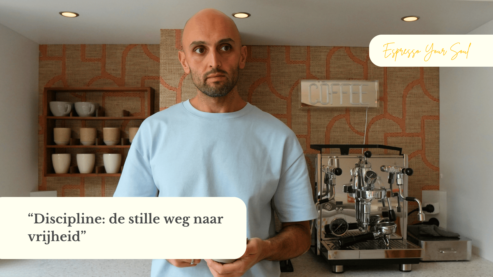 Dogac Akdag staat rustig met een kop koffie in zijn handen in een warme, minimalistische keuken met een espressomachine achter hem. De tekst “Discipline: de stille weg naar vrijheid” benadrukt het thema van innerlijke rust en zelfleiderschap.