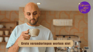 Grote veranderingen werken niet. Een man kijkt neutraal naar een cappuccino kopje