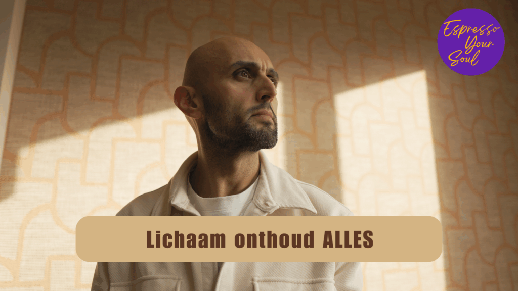 Dogac Akdag staat in een rustige, warme setting terwijl zacht licht door het raam valt. De thumbnail bevat de titel ‘Wat bedoelen we met je lichaam onthoudt alles?’ en straalt reflectie, aanwezigheid en innerlijke rust uit.