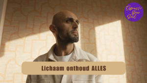 Dogac Akdag staat in een rustige, warme setting terwijl zacht licht door het raam valt. De thumbnail bevat de titel ‘Wat bedoelen we met je lichaam onthoudt alles?’ en straalt reflectie, aanwezigheid en innerlijke rust uit.