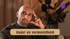 Dogac kijkt in de camera met rust en ontspanning als iemand die het heeft ervaren.