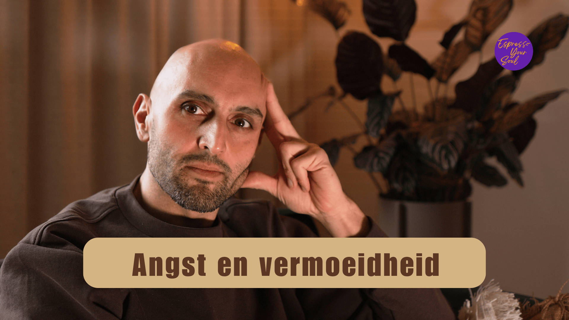 Dogac kijkt in de camera met rust en ontspanning als iemand die het heeft ervaren.