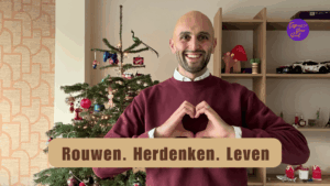 Rouwen, herdenken en leven. Dogac maakt een hart met zijn handen voor een kerstboom