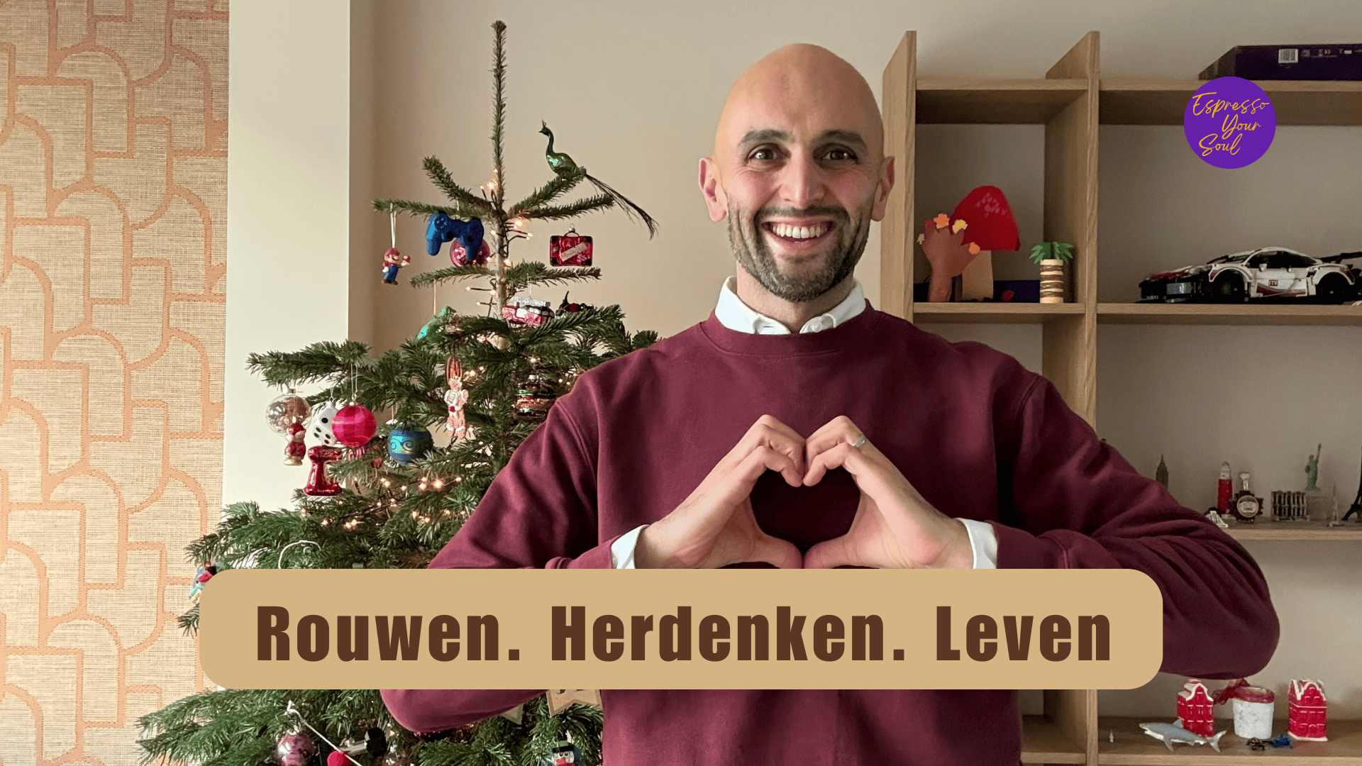 Rouwen, herdenken en leven. Dogac maakt een hart met zijn handen voor een kerstboom