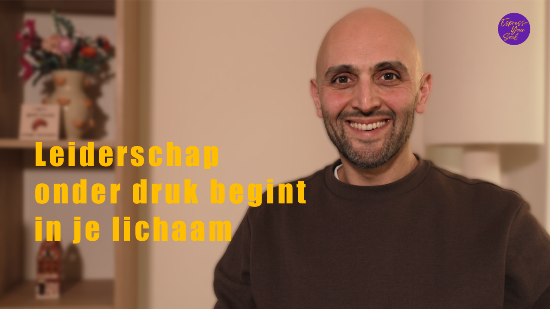 Man met een glimlach met de titeltekst Leiderschap onderdruk begint in je lichaam